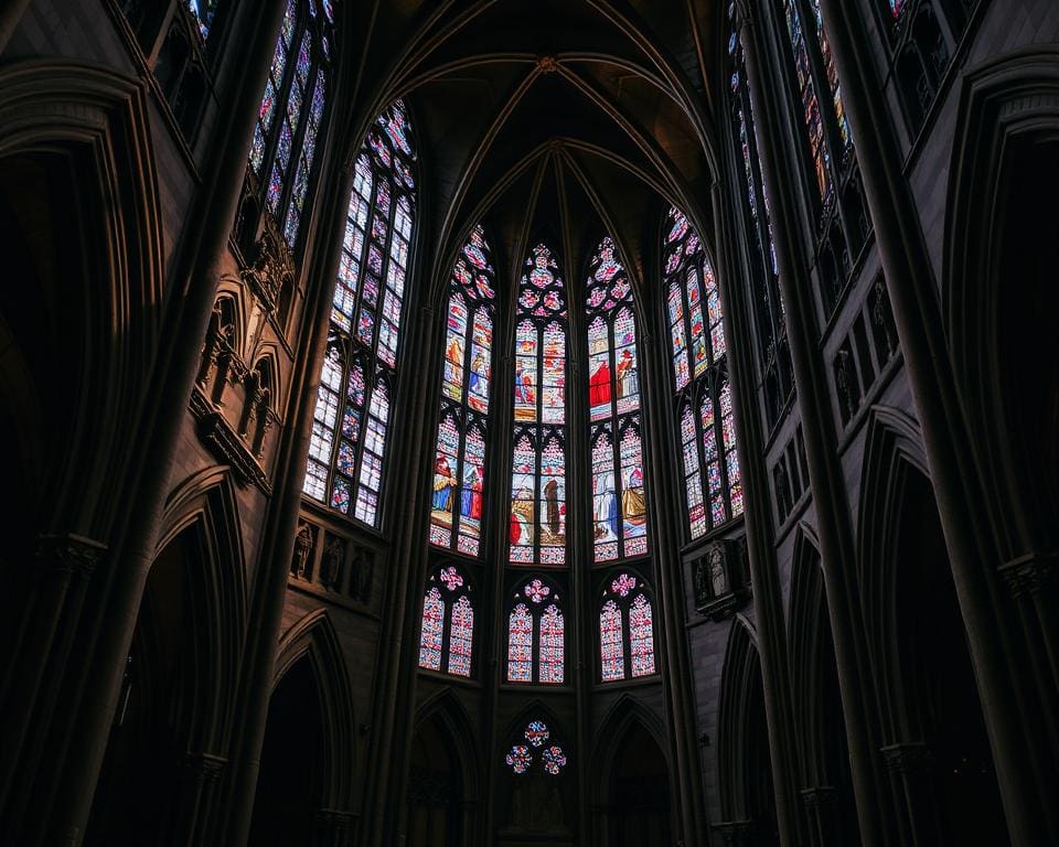 Gotische Architektur und Kirchenfenster