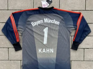 Wie kombiniert man ein Bayern Retro Trikot stilvoll?