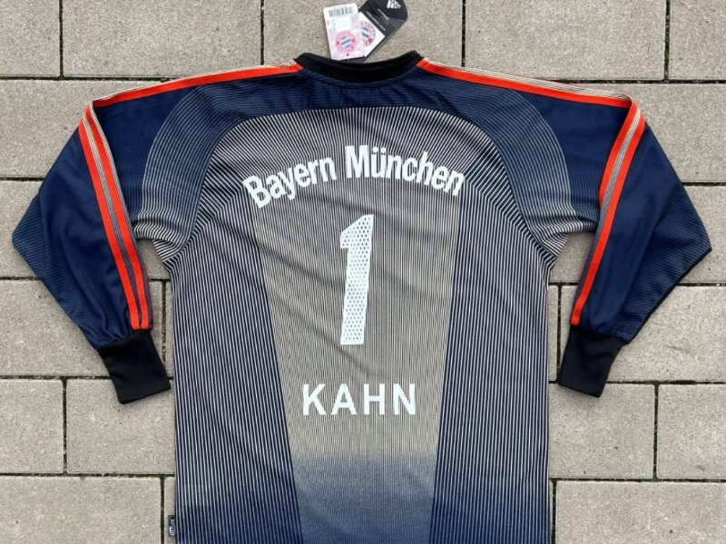 Wie kombiniert man ein Bayern Retro Trikot stilvoll?
